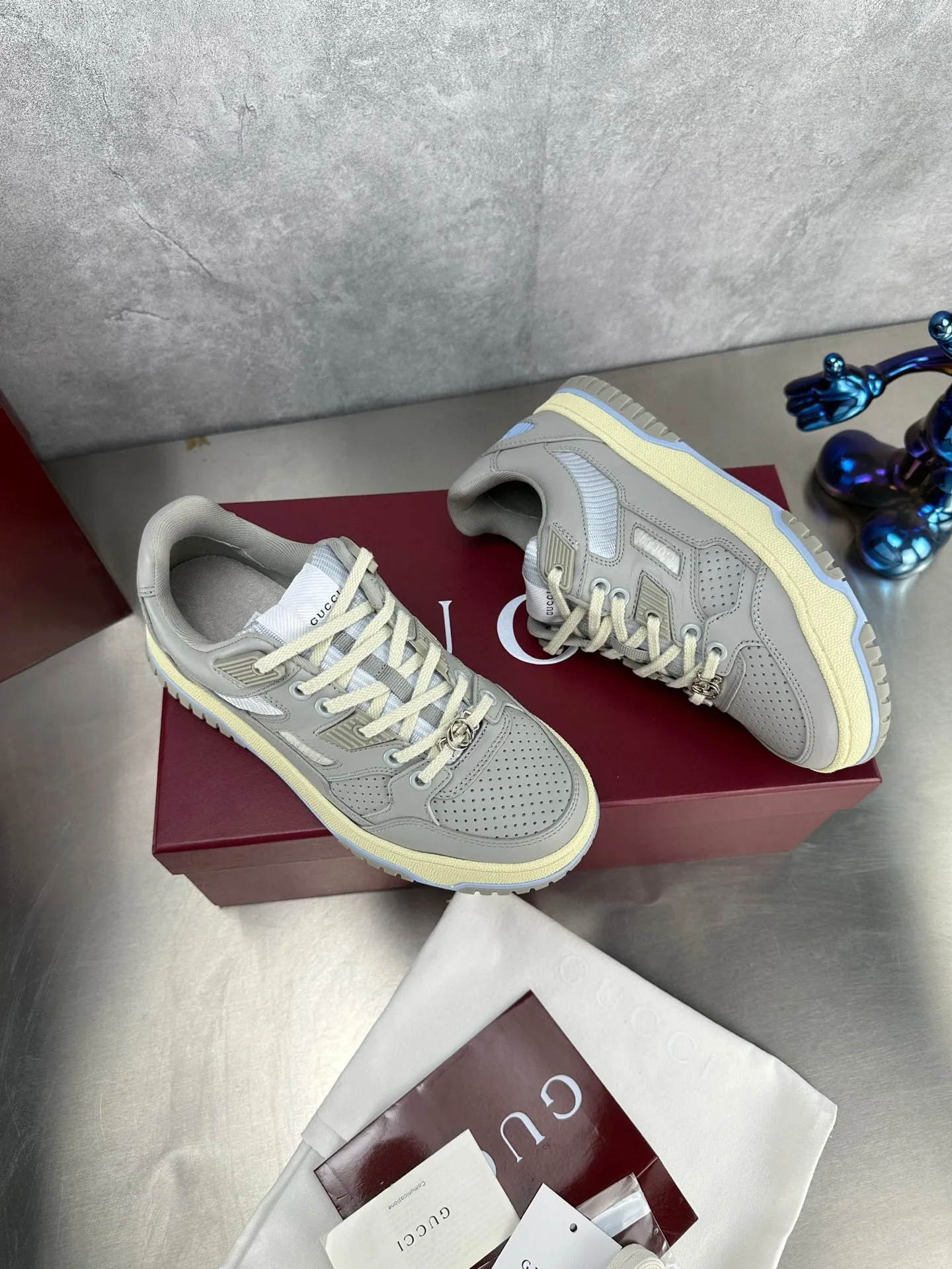 Factory price: 640💰The top version of Gucci Gucci's latest hot-selling couple's sneaker series is shipped. The original version is purchased, developed and manufactured. This high-low top sneaker adopts a basketball-style silhouette design, cleverly incorporating hollow panels and distressed effects, showing its unique ingenuity. The ingenuity incorporates brand logo details such as interlocking Double G styling accessories and Gucci lettering, a low-key tribute to the brand's design heritage. Exquisite packaging at the delivery counter 🛍📦 ▪️ Fabric: Original customized imported first-layer cowhide ▪️ Inner lining: Imported first-layer cowhide ▪️ Sole: Original molded TPU sole ▪️ Sole thickness: 3cm ▪️ Size: Women's 35-41 Men's 38-45 (Female 41, Men 38 45 customized) ▪️ p